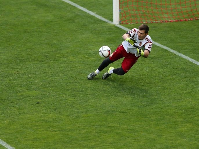 Spain's goalkeeper Iker Casillas takes part in a training session at the Reino de Leon stadium in Leon on June 10, 2015, on the eve of the friendly football match Spain vs Costa Rica. AFP PHOTO / CESAR MANSO