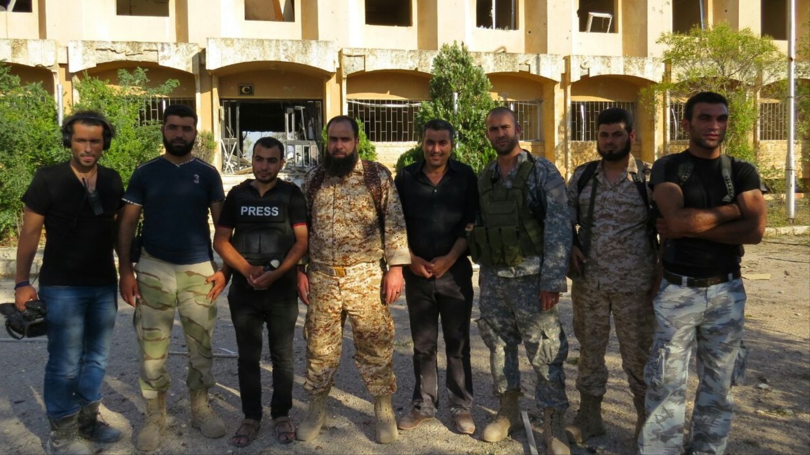 قادة المعارضة وسط مبنى البحوث العملية في حلب (الجزيرة نت)