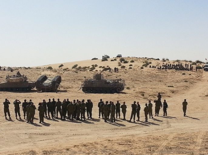 جنود اسرائيليون في منطقة حدود غزة خلال العدوان عليها بصيف 2014