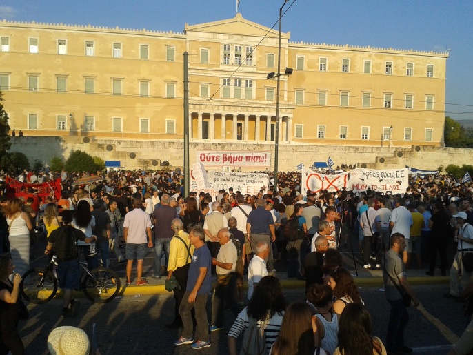 متظاهرون أمام البرلمان اليوناني رفضا لسياسات التقشف الأوروبية (الجزيرة)