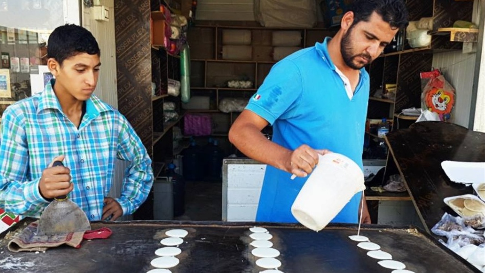‪أجواء رمضان لم تغب عن المخيم رغم الأوضاع المعيشية الصعبة‬ (الجزيرة)