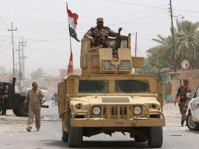 An Iraqi security forces member stands on a Hummer in the town of Baiji north of Tikrit, as allied Iraqi forces fight against the Islamic State (IS) jihadist group to try to retake the strategic northern Iraqi town for a second time, on July 2, 2015. Baghdad regained control of Baiji -- located on the road to IS hub Mosul and near the country's largest oil refinery -- last year, but subsequently lost it again. AFP PHOTO / AHMAD AL-RUBAYE