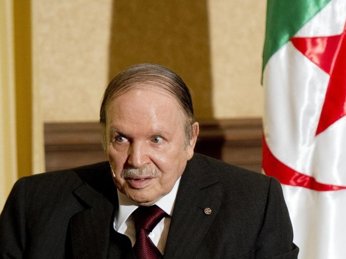Algerian President Abdelaziz Bouteflika meets with his French counterpart Francois Hollande at the Zeralda private residence on June 15, 2015, in Algiers. Hollande is on a friendship and working visit to Algeria at the invitation of Algerian President, Abdelaziz Bouteflika as the two nations, once bitter foes, work ever closer to tackle regional threats from Mali to Libya. AFP PHOTO / POOL / ALAIN JOCARD