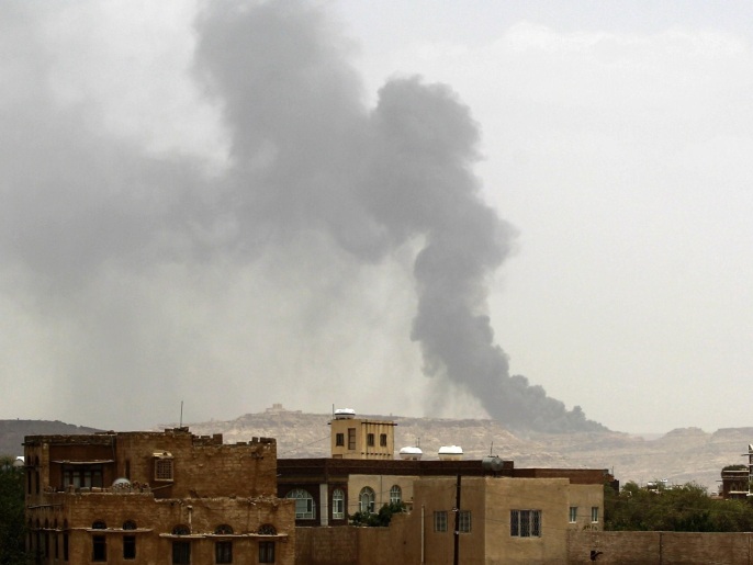 أعمدة الدخان تتصاعد من مخزن أسلحة استهدفه طيران التحالف بعدن الخميس (غيتي)