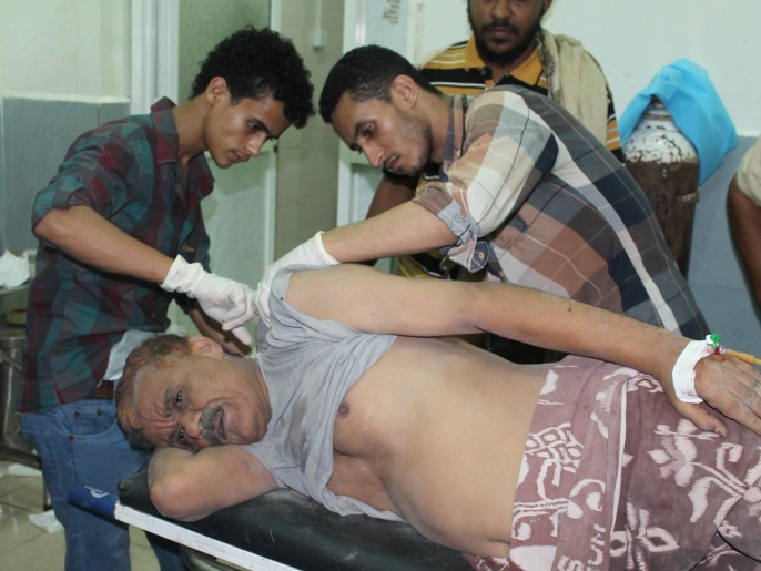 ‪‬ يمني جريح يتلقى العلاج في مستشفى بحي المنصورة في عدن(غيتي/الفرنسية)
