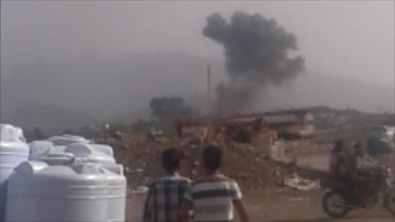 ‪قصف سابق شنه طيران التحالف العربي على معسكر الإذاعة في تعز‬ (ناشطون)