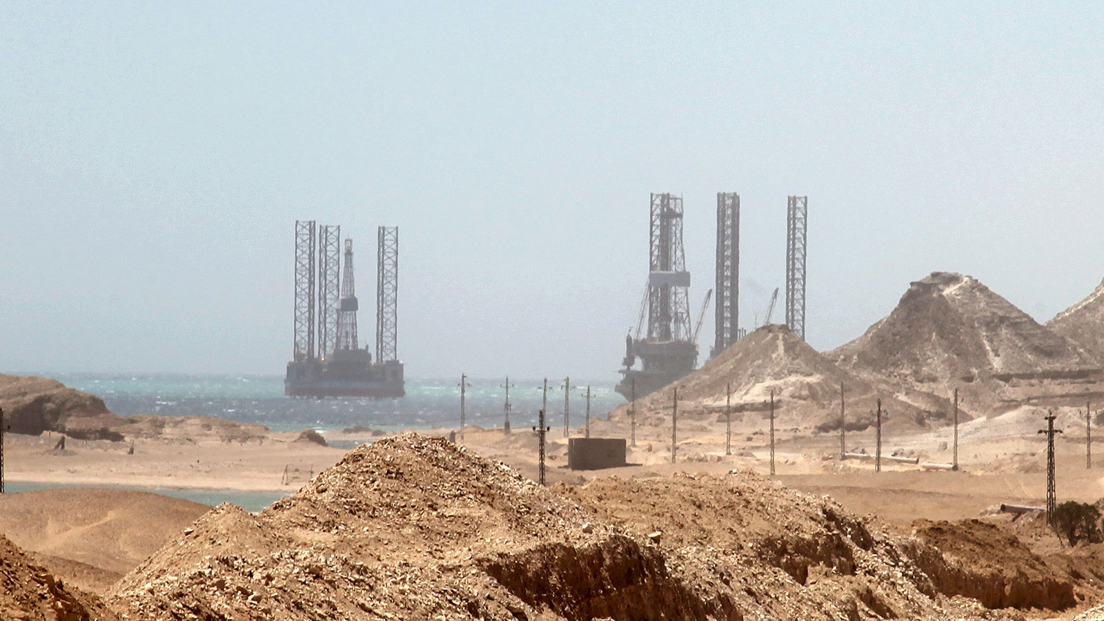 ‪منصات للتنقيب عن مكامن الطاقة قبالة السواحل المصرية بالبحر الأحمر‬ (الأوروبية)