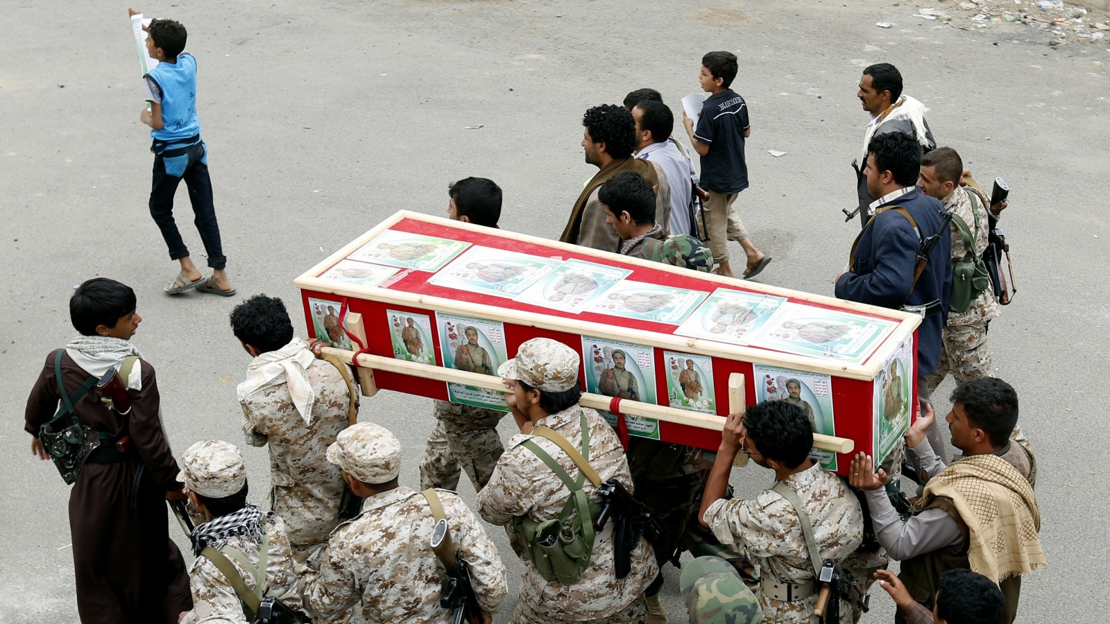 ‪الحوثيون يشيعون قائدا عسكريا لهم قتل في اشتباكات بمنطقة رهم شرق‬ (الفرنسية)