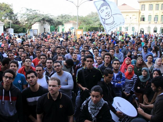 مظاهرة بجامعة القاهرة-التظاهر لم يعد وحده الذي يعرض للسجن بل أيضا الكتابة على فيسبوك