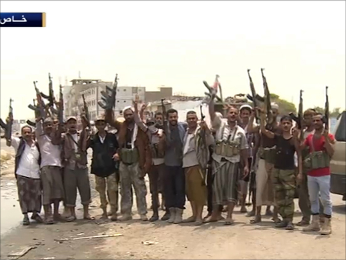 الجيش اليمني والمقاومة الشعبية بعد سيطرتهما على نقطة العلم الإستراتيجية الرابطة بين عدن وأبين (الجزيرة)