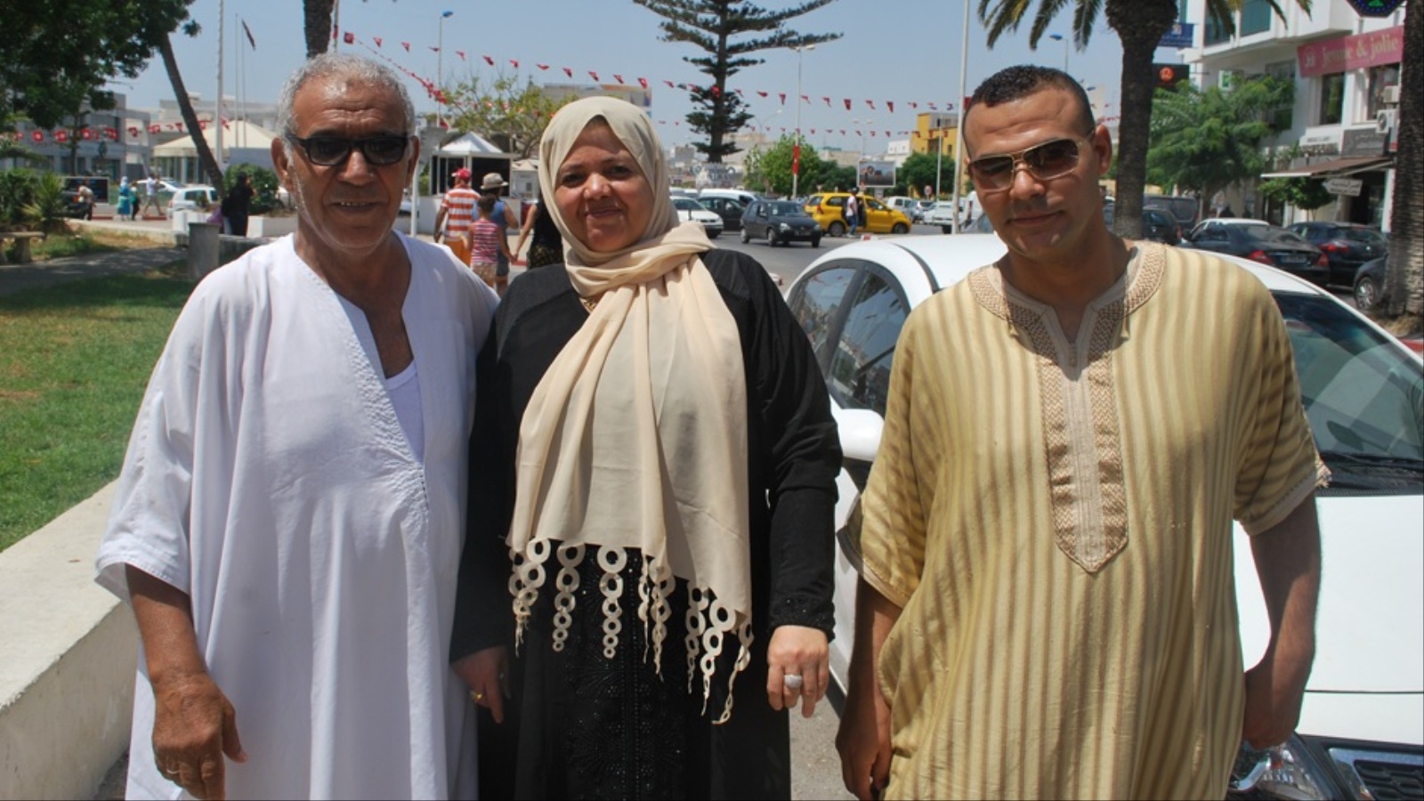 فيصل التيجاني ووالديه في أحد شوارع مدينة نابل التونسية (الجزيرة)