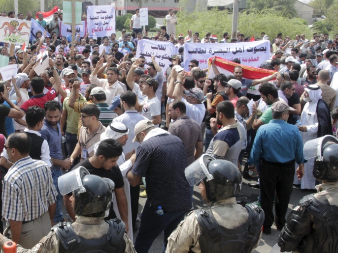 ‪متظاهرون عراقيون يرددون هتافات ضد انقطاع الكهرباء ونقص المياه بمحافظة البصرة (رويترز)‬ متظاهرون عراقيون يرددون هتافات ضد انقطاع الكهرباء ونقص المياه بمحافظة البصرة (رويترز)