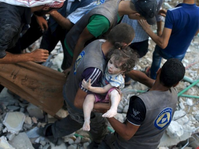 ATTENTION EDITORS - VISUAL COVERAGE OF SCENES OF INJURY OR DEATHA medic carries an injured girl that survived from under debris caused by what activists said was barrel bombs dropped by forces loyal to Syria's President Bashar Al-Assad in Douma, Eastern Al-Ghouta, near Damascus, Syria August 22, 2015. REUTERS/Bassam Khabieh
