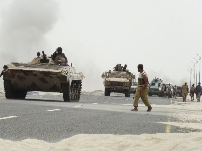 Southern Resistance fighters gather on a road leading to Yemen's Houthi-held southern province of Abyan August 8, 2015. Three soldiers from the United Arab Emirates have been killed while taking part in a Saudi-led military campaign against Yemen's dominant Houthi group, UAE state news agency WAM said on Saturday. REUTERS/Stringer NO ARCHIVES