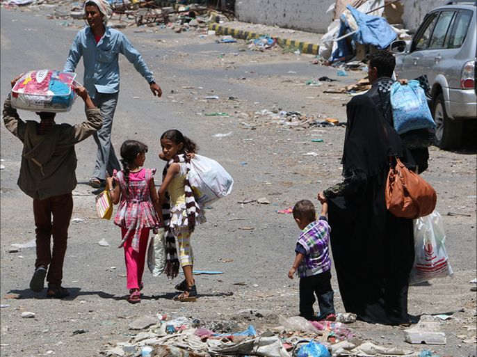 epa04893245 Members of a displaced family leave an area affected by heavy clashes between Houthi rebels and Saudi-backed pro-government fighters in the central city of Taiz, Yemen, 22 August 2015.