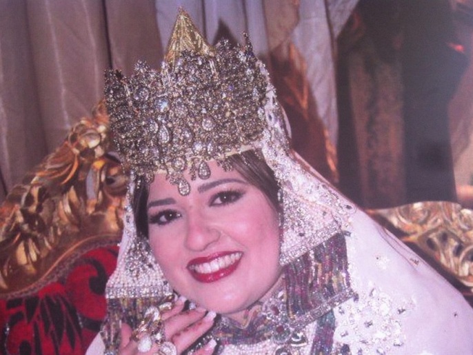 ‪عروس من مدينة تلمسان الجزائرية متوشحة بلباس الشدة‬ (الجزيرة)