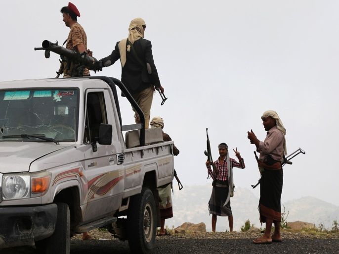 AB01 - TAEZ, -, YEMEN : Fighters loyal to Yemen's exiled President Abedrabbo Mansour Hadi stand guard at a military site near the country's third-largest city Taez on August 25, 2015. Shiite Huthi rebels and their allies fired rockets into a residential district of Taez, killing 14 civilians, mostly women and children, officials said on August 24, 2015, as battles raged for control of the key city. AFP PHOTO / AHMAD AL-BASHA