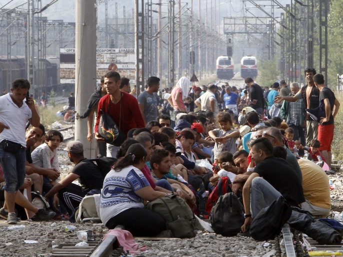 لاجئون ينتظرون الفرصة للعبور من اليونان نحو مقدونيا في رحلتهم نحو بلدان غرب أوروبا (أسوشيتد برس)