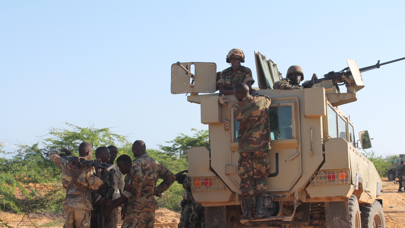 جنود من قوات الاتحاد الأفريقي في إحدى بلدات محافظة شبيلي السفلى عام 2012 (الجزيرة)