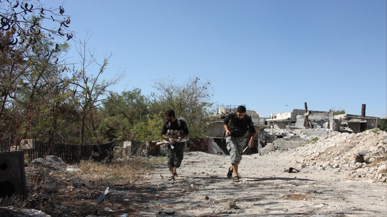 ‪مقاتلان من المعارضة أثناء اشتباك مع قوات النظام في حلب الغربية‬ (الجزيرة-أرشيف)