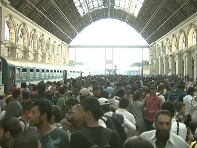 مئات اللاجئين يتمكنون مـن دخول محطـة القطار فـي وسط العاصمة المجرية بودابست بعد يومين من منعهم