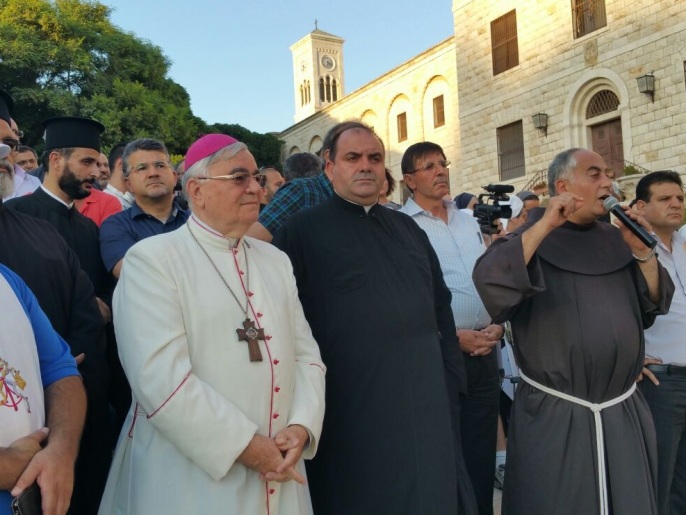 من مظاهرة الناصرة أمس يتقدمها رجال الدين من كافة الطوائف المسيحية (الجزيرة)