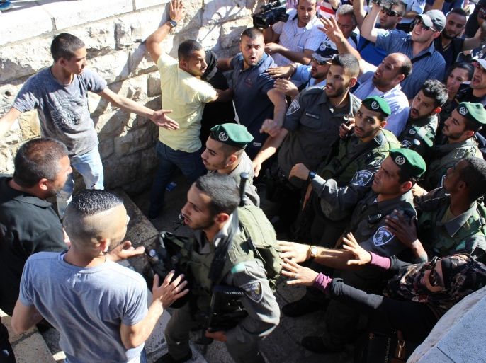 1-باب العمود، القدس المحتلة 2015 مجموعة من جنود وشرطة الاحتلال تحاول تفر...