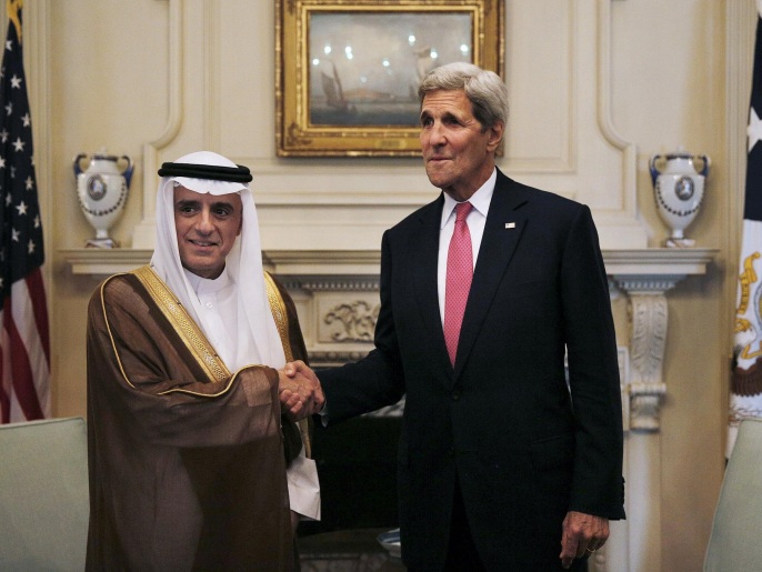كيري (يمين) يصافح وزير الخارجية السعودي عادل الجبير (رويترز)