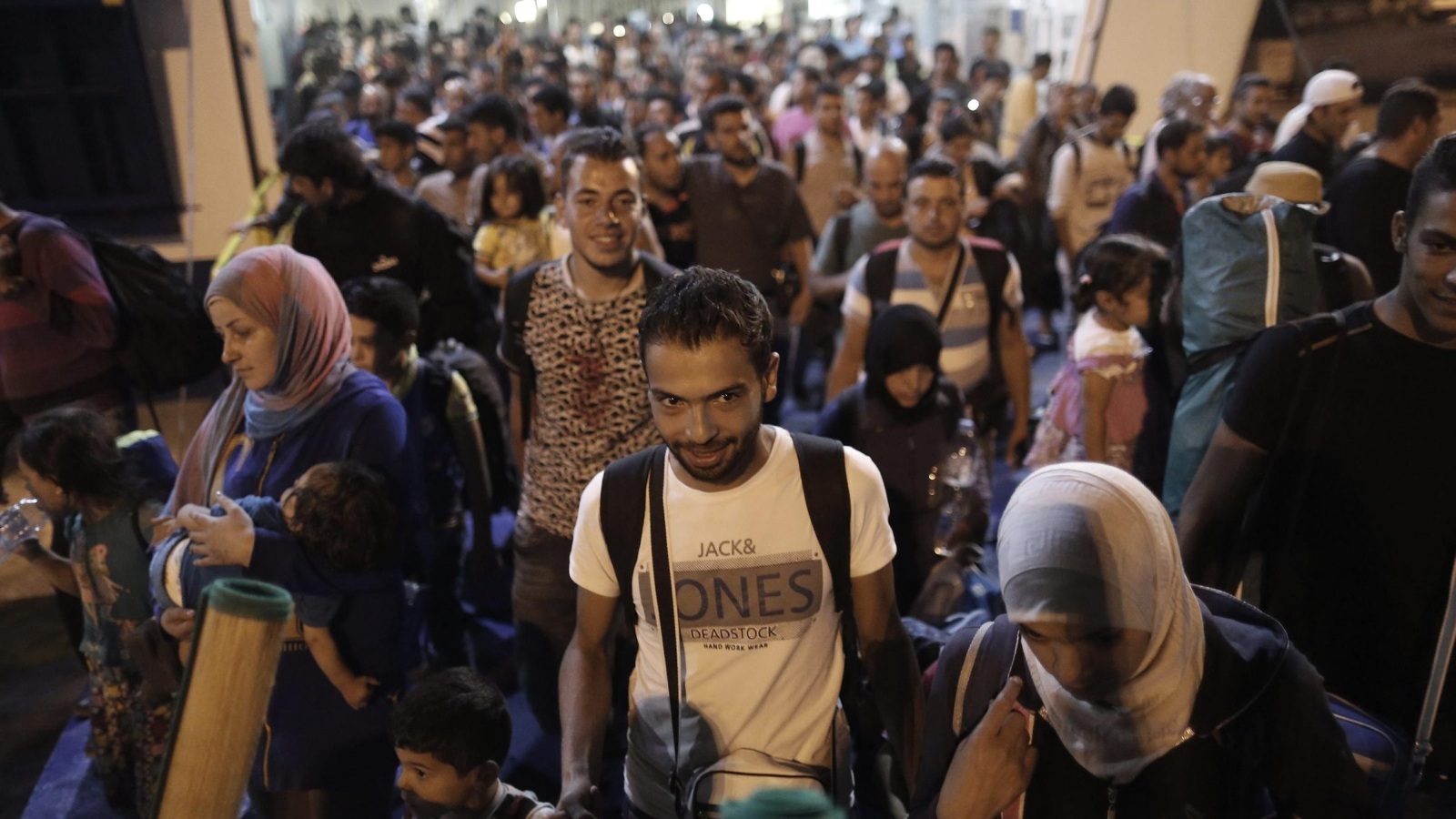 مئات اللاجئين -جلهم من سوريا- يصلون يوميا إلى سواحل الجزر اليونانية القريبة من تركيا(الأوروبية)