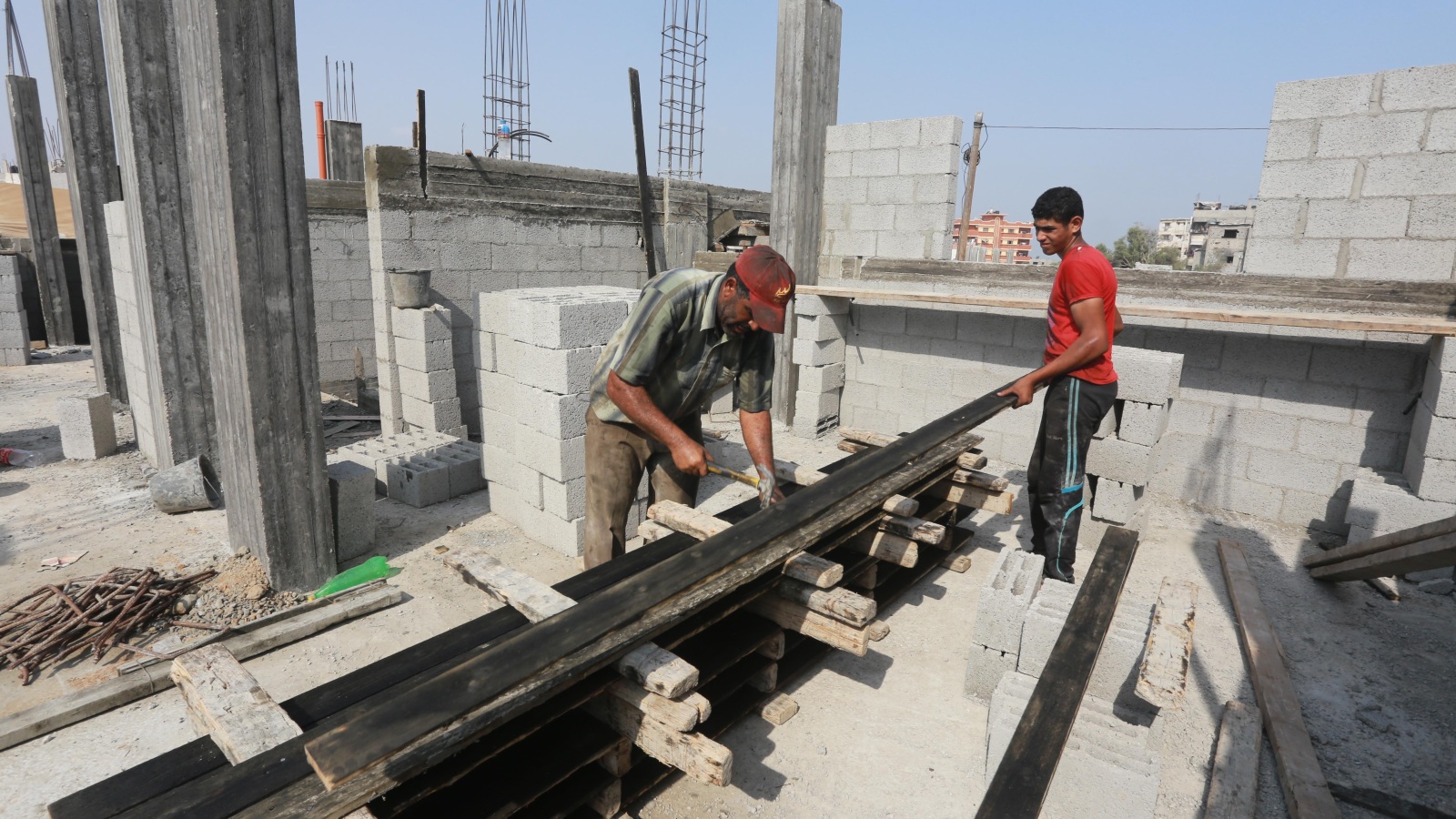 ‪أعمال بناء في منزل يعاد إعماره ضمن المنحة القطرية لغزة‬ (الجزيرة)