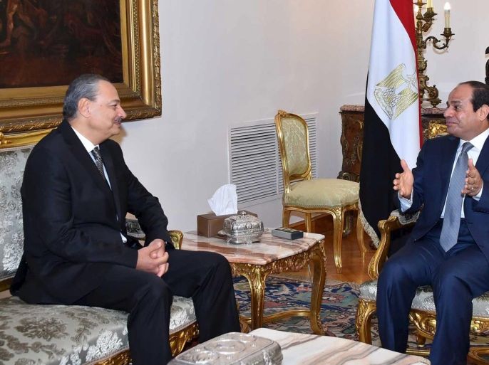 Egyptian President Abdel Fattah al-Sisi (R) meets with Nabil Sadeq after Sadeq was sworn in as Egypt's new Attorney General at the presidential palace in Cairo, Egypt, in this September 19, 2015 handout picture courtesy of the Egyptian Presidency. Egyptian President al-Sisi kept his finance, investment and interior ministers in a new government sworn in on Saturday as he tries to rebuild an economy battered by Islamist militant violence. REUTERS/The Egyptian Presidency/Handout via Reuters ATTENTION EDITORS - THIS PICTURE WAS PROVIDED BY A THIRD PARTY. REUTERS IS UNABLE TO INDEPENDENTLY VERIFY THE AUTHENTICITY, CONTENT, LOCATION OR DATE OF THIS IMAGE. THIS IMAGE HAS BEEN SUPPLIED BY A THIRD PARTY. IT IS DISTRIBUTED, EXACTLY AS RECEIVED BY REUTERS, AS A SERVICE TO CLIENTS. FOR EDITORIAL USE ONLY. NOT FOR SALE FOR MARKETING OR ADVERTISING CAMPAIGNS. NO SALES. NO ARCHIVES.