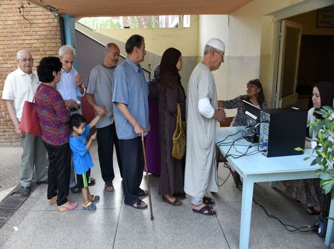 FS2934 - Rabat, -, MOROCCO : Moroccans arrive to vote in the local elections at a polling station in the centre of the Moroccan capital Rabat on September 4, 2015. Some 15 million Moroccans are heading to the polls for the local elections seen as a gauge of the popularity of the government of Benkirane a year ahead of a general election. AFP PHOTO / FADEL SENNA
