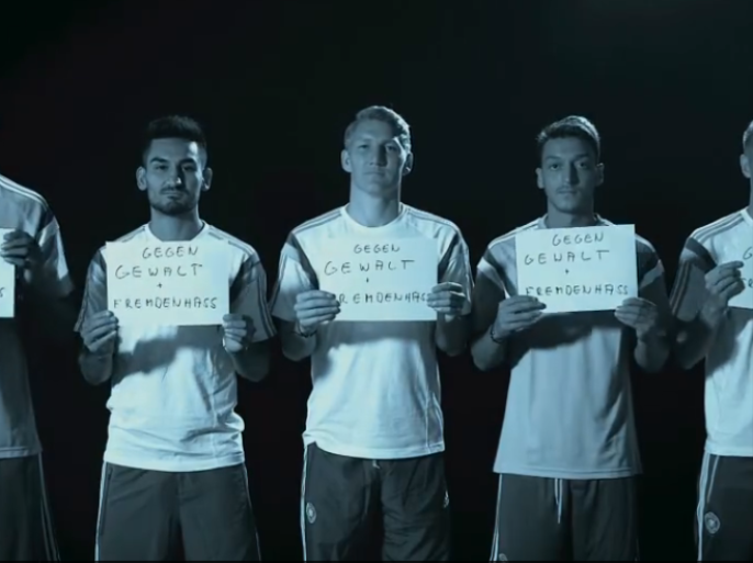 صورة من المقطع المصور الذي نشره الاتحاد الألماني لكرة القدم للدعوة التي وجهها نجوم المنتخب لمساعدة اللاجئين