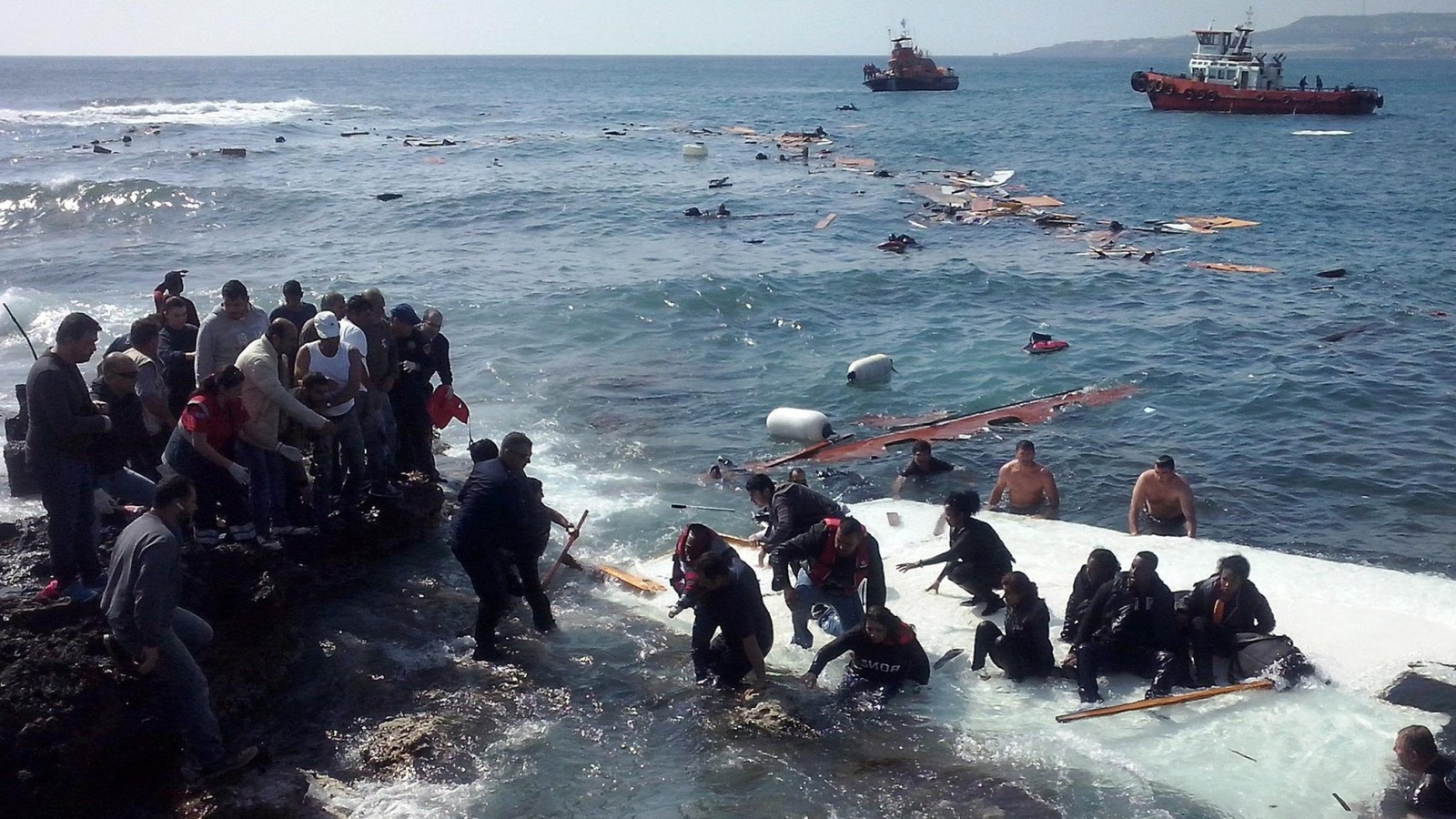 ‪جانب من إنقاذ مهاجرين على السواحل اليونانية‬ (الأوروبية)