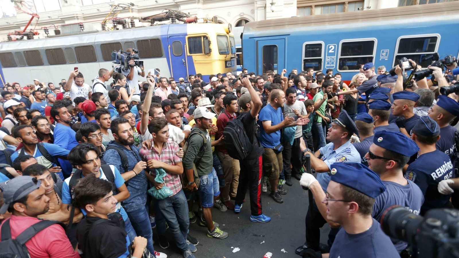 مهاجرون يواجهون الشرطة المجريةرويترز