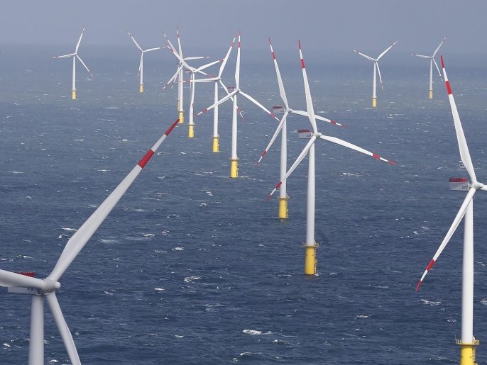 ‪الرياح تعتبر مصدرا حيويا آخر من مصادر الطاقة المتجددة‬ (رويترز)