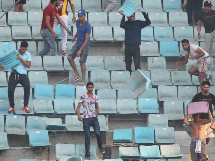أعمال الشغب دفعت السلطات لتمديد العمل بتقييد حضور المشجعين للمباريات (الجزيرة نت)