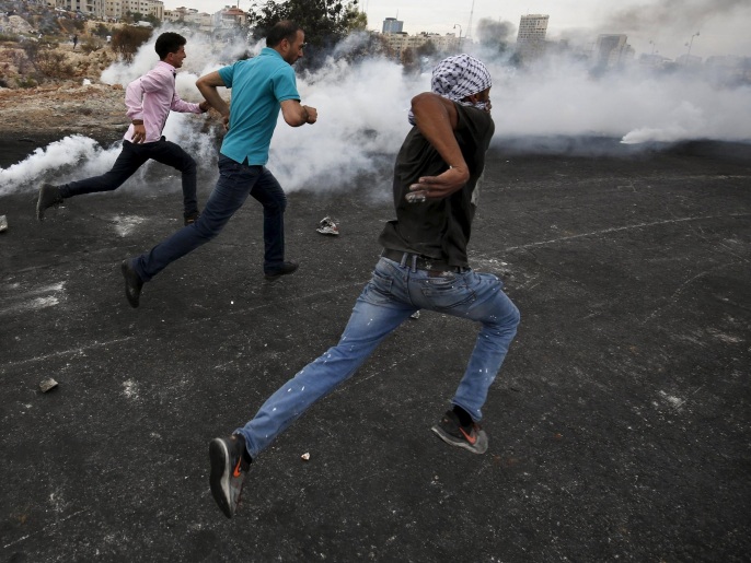 شبان فلسطينيون أثناء اشتباكات سابقة مع قوات الاحتلال قرب رام الله(رويترز)