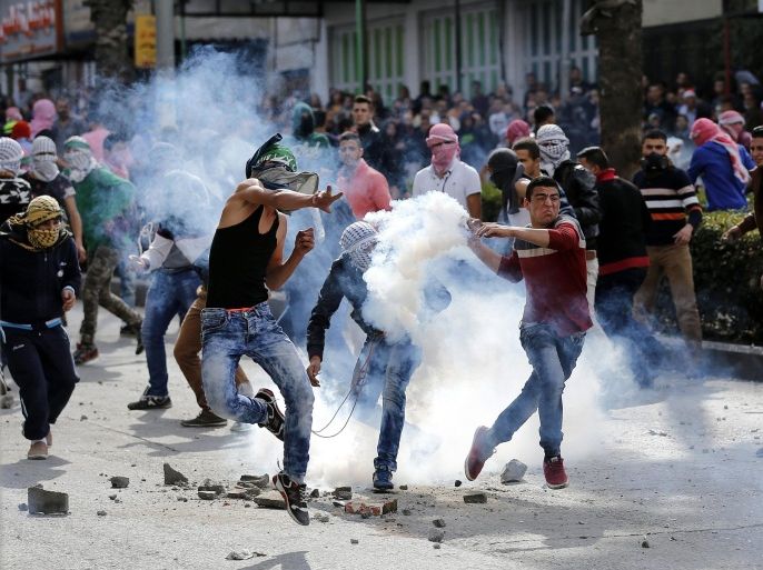 Palestinian protesters throw stones at Israeli soldiers during clashes in the West Bank city of Hebron, 30 October 2015. Since the start of October, violence that has included stabbings as well as clashes between Palestinian protesters and Israeli security forces has killed at least 65 Palestinians and 10 Israelis.