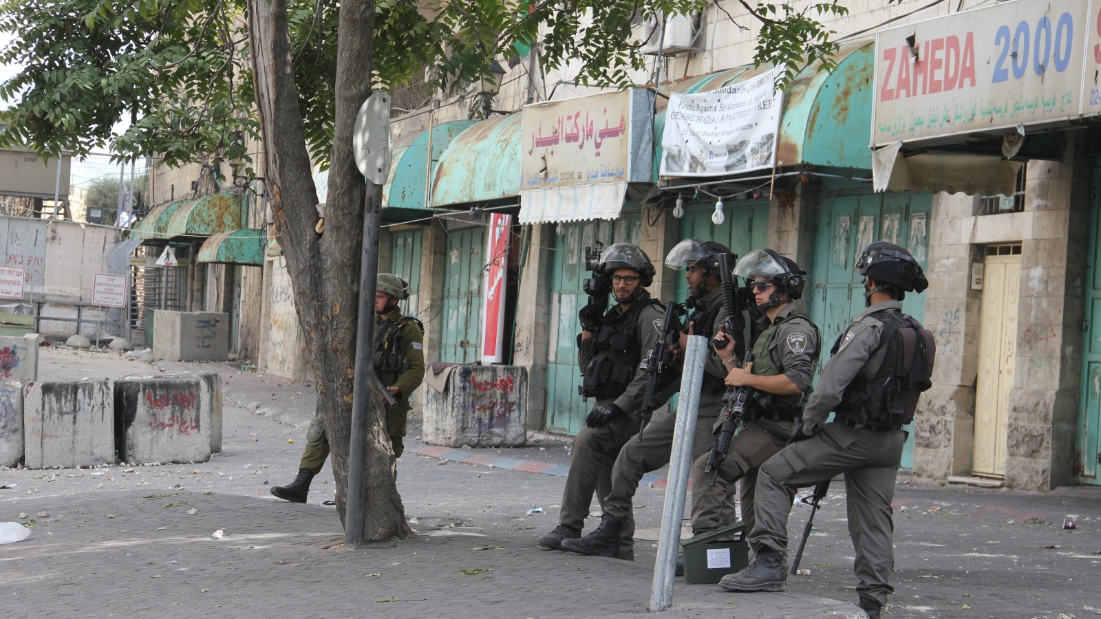‪عناصر جيش الاحتلال نفذوا اعتداءات ضد الفلسطينيين في باب الزاوية بالخليل‬ (لجزيرة نت)