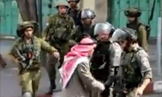مسن يحاول منع قوات الاحتلال من استهداف الفلسطينيين