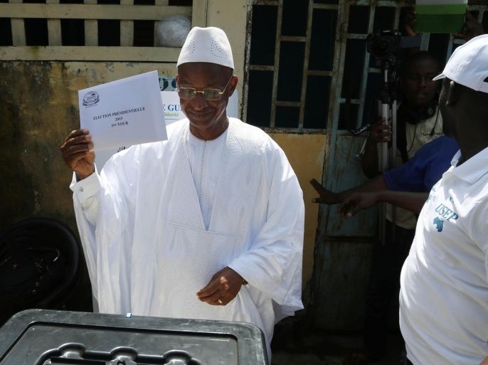 Guinean Opposition presidential candidate Cellou Dalein Diallo, of the UFDG party, prepares to cast his votes during presidential elections in the Bambeto neighbourhood of Conakry, Guinea, Sunday, Oct. 11, 2015. Guinea's president and main opposition candidate called for calm Sunday when they voted in the country's presidential election, after days of electoral clashes. (AP Photo/Youssouf Bah)