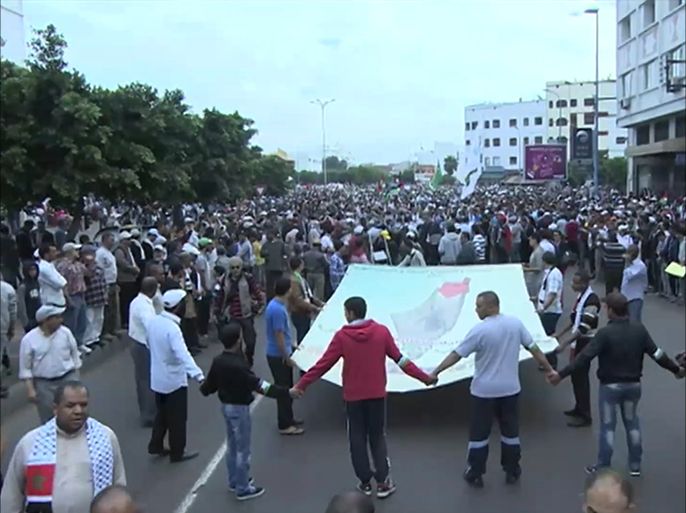 الآف المغاربة يشاركون فـي مسيرة بالدار البيضاء تندد بالممارسات الإسرائيلية في الأراضي الفلسطينية المحتلة