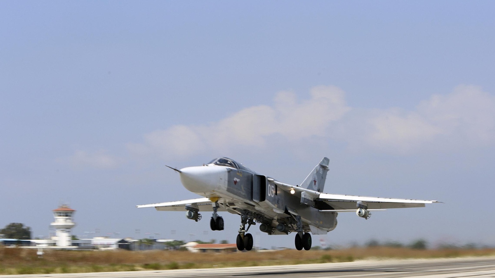 الطيران الروسي واصل شن غاراته بسوريا وسط انتقادات من تركيا ودول الغرب (رويترز)