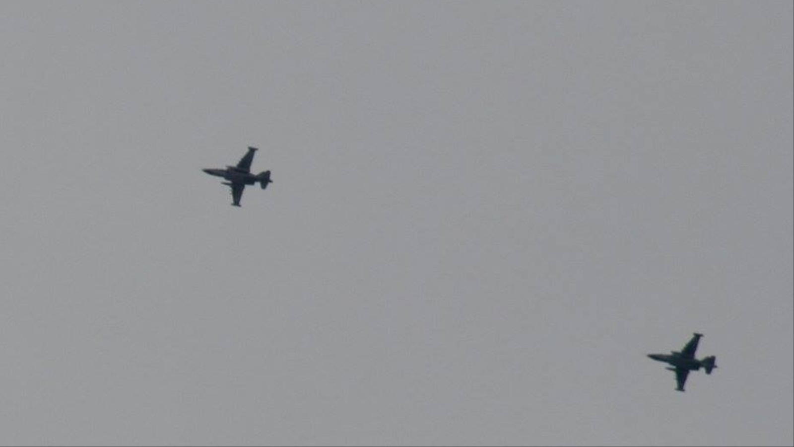 ‪طائرات روسية أثناء قصفها مناطق بريف إدلب‬ (الجزيرة)