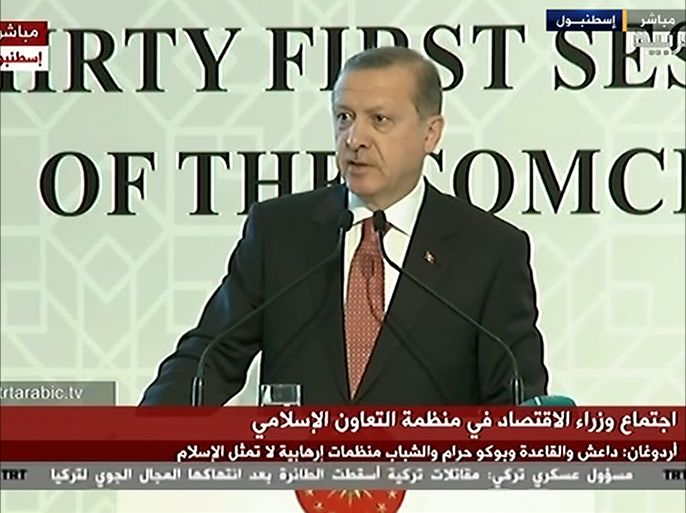 صورة الرئيس التركي رجب طيب أردوغان أثناء إلقائه كلمة أمام منتدى الدول الاسلامية في اسطنبول