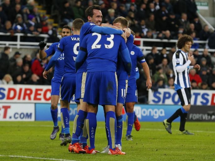 JR102 - Newcastle upon Tyne, Tyne and Wear, UNITED KINGDOM : Leicester City's Argentinian striker Leonardo Ulloa (C) celebrates with teammates after scoring their second goal during the English Premier League football match between Newcastle United and Leicester City at St James' Park in Newcastle-upon-Tyne, north east England, on November 21, 2015. AFP PHOTO / LINDSEY PARNABY