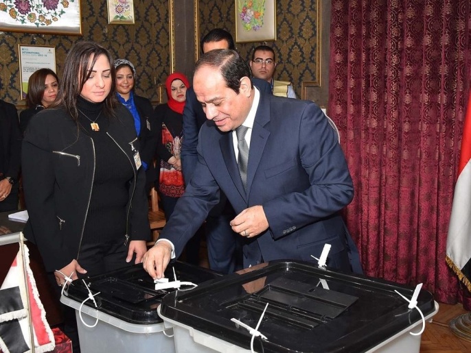 ‪السيسي يدلي بصوته اليوم في أحد المراكز الانتخابية شرقي القاهرة‬ (وكالة الأناضول)