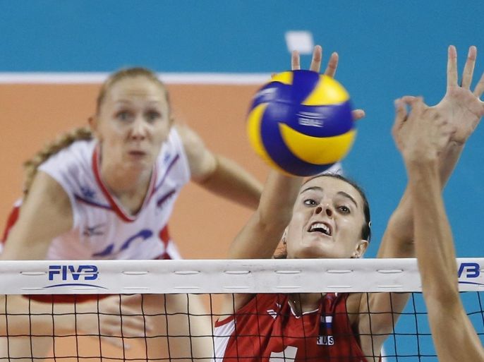 Yana Shcherban (R) of Russia jumps to block the ball spiked by Gozde Sonsirma of Turkey during their FIVB Women's Volleyball World Grand Prix 2014 final round match in Tokyo August 22, 2014. REUTERS/Yuya Shino (JAPAN - Tags: SPORT VOLLEYBALL)