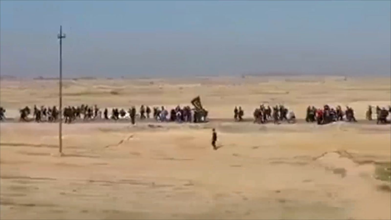 جانب من الزوار الإيرانيين الذين اجتازوا الحدود بعد الفوضى التي وقعت في معبر زرباطية (الجزيرة)